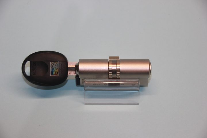 IKON elektromechanischer Schließzylinder, System VersoCliq, mit Sonderausstattung Staub- & Regenschutzkappe