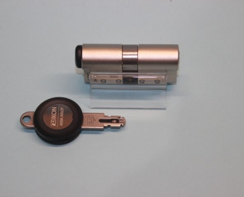 IKON elektromechanischer Schließzylinder, System eCliq, mit Sonderausstattung Staub- & Regenschutzkappe